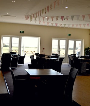 3 Bars/Lounges, Pub