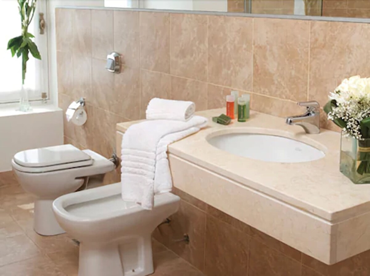 Habitación con 2 camas individuales | Baño | Bañera, artículos de higiene personal gratuitos, bidé y toallas