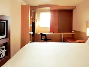 Standard Room, 1 Double Bed | In-room safe, desk, soundproofing, free WiFi