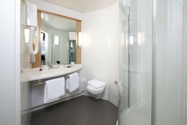 Standard Room, 1 Double Bed | Bathroom | Shower, eco-friendly toiletries, hair dryer, towels - ibis Bulle La Gruyere (Bulle)