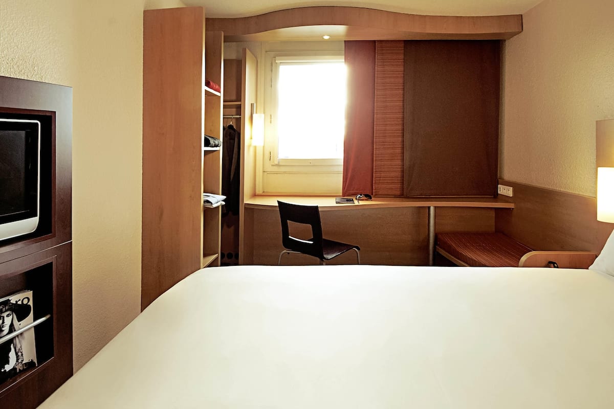 standard room, 1 double bed | in-room safe, desk, soundproofing, free wifi