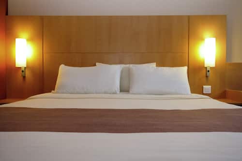 Standardzimmer, 1 Doppelbett | Zimmersafe, Schreibtisch, schallisolierte Zimmer, kostenloses WLAN