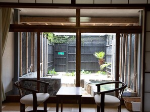 客房内保险箱、免费 WiFi、床单