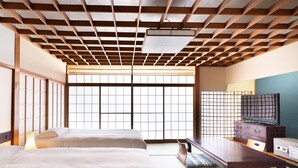 A traditional Japanese room with tatami flooring, a low wooden ceiling, and sliding doors. - Shirahamakan (Shirahama)
