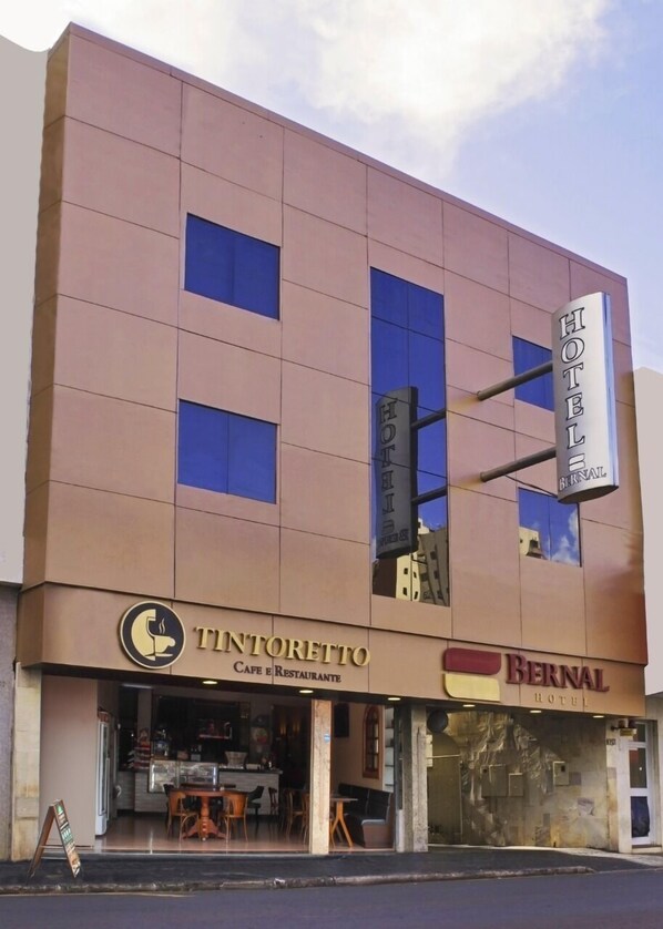 A hotel with a sign for 'Bernal Hotel' and a cafe named 'Tintorettto'. - Bernal Hotel (Ituiutaba)