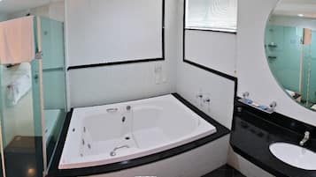 Suite (Master) | Baño | Regadera, secadora de cabello, toallas