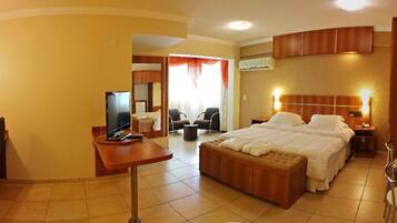 Suite (Master) | Minibar, caja de seguridad en la habitación y escritorio