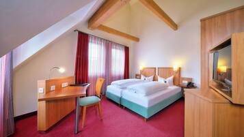 Junior-Suite im Gästehaus Anna | Allergikerbettwaren, Minibar, Zimmersafe, Schreibtisch