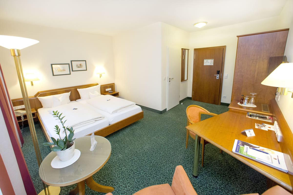 Superior kamer | Een minibar, een kluis op de kamer, een bureau, verduisterende gordijnen