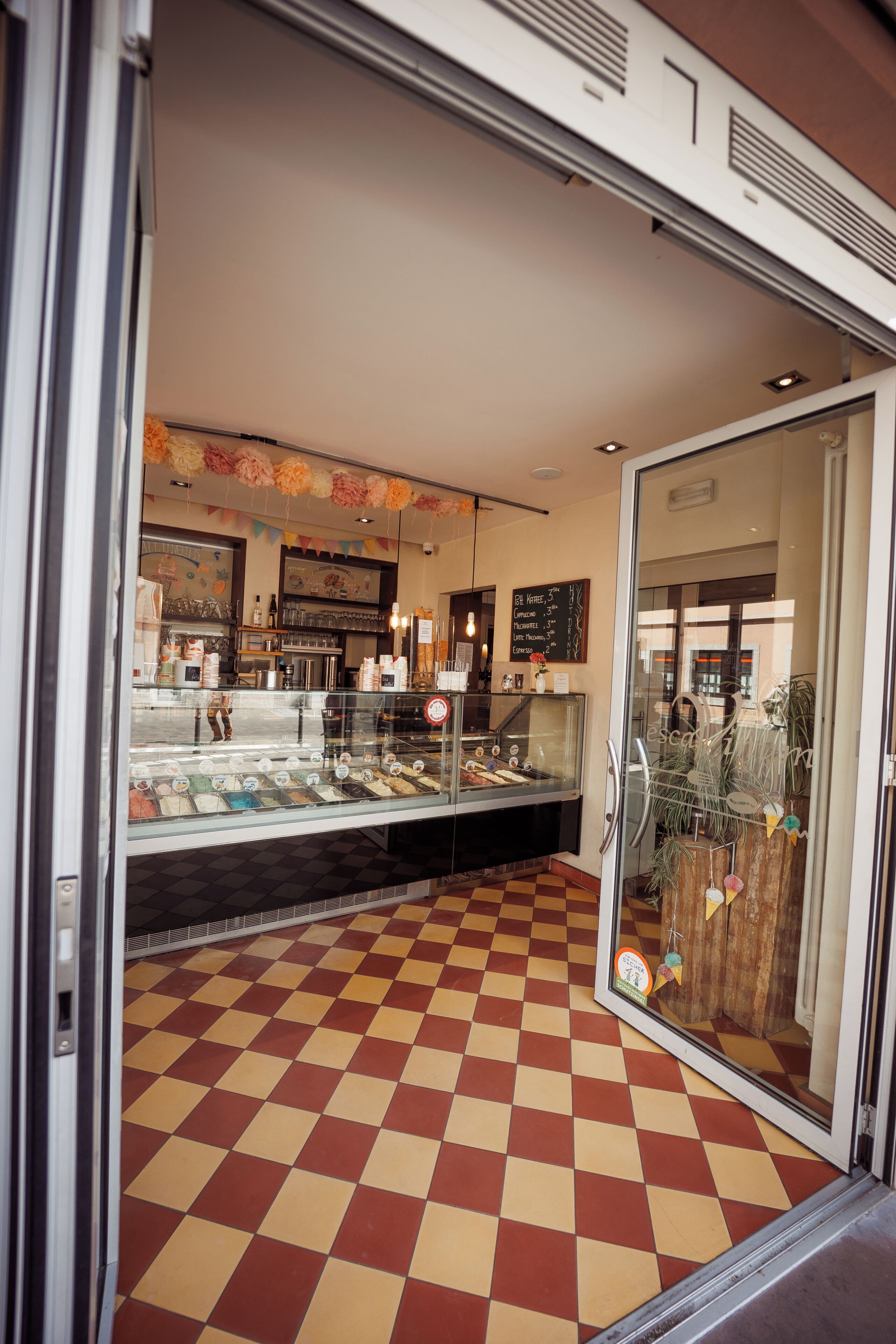 Un piso a cuadros, una vitrina con artículos y un panel de menú.
