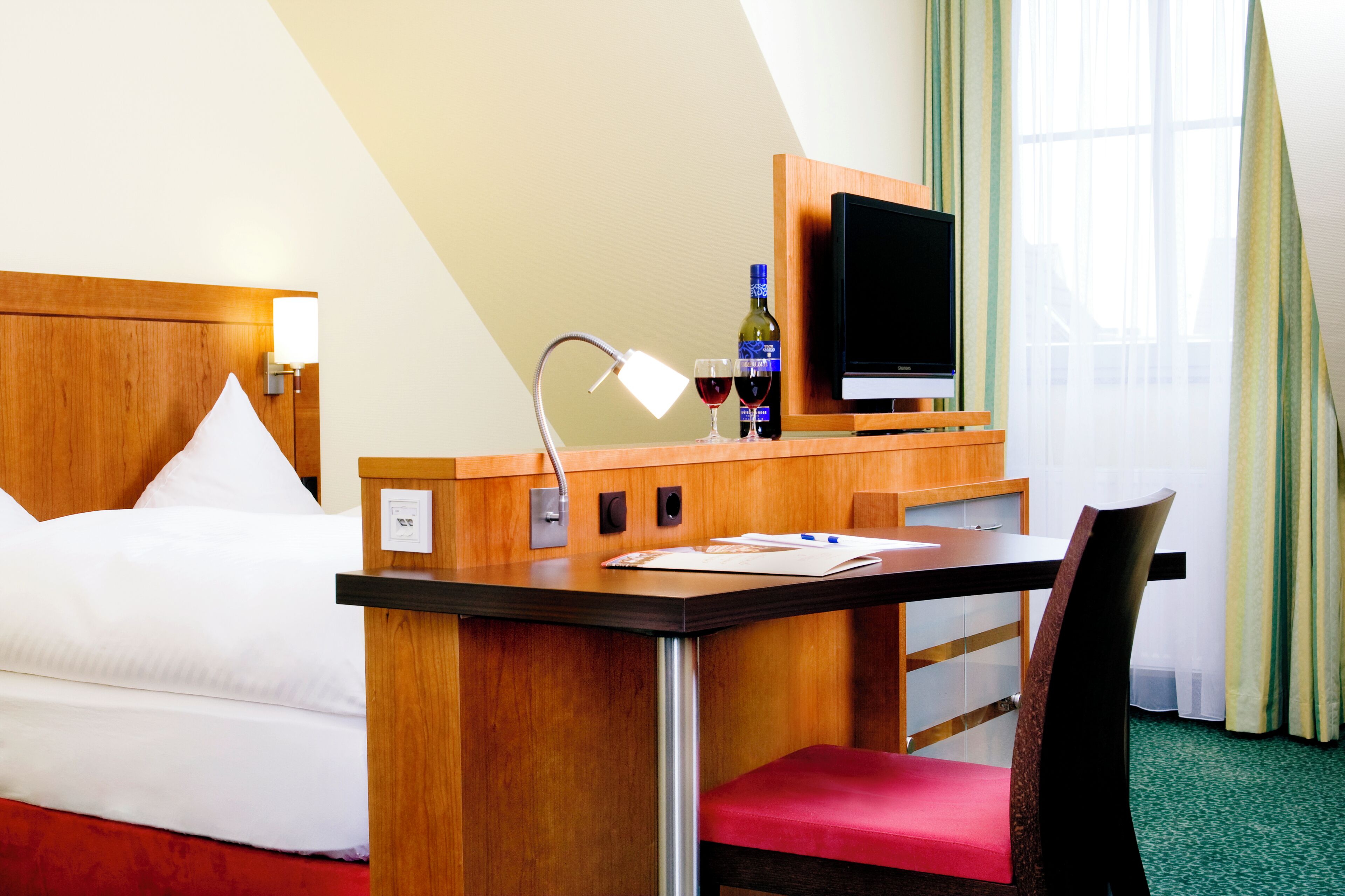 Junior-Suite im Gästehaus Anna | Allergikerbettwaren, Minibar, Zimmersafe, Schreibtisch