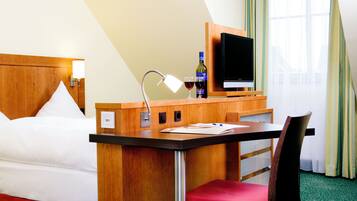 Junior-Suite im Gästehaus Anna | Allergikerbettwaren, Minibar, Zimmersafe, Schreibtisch