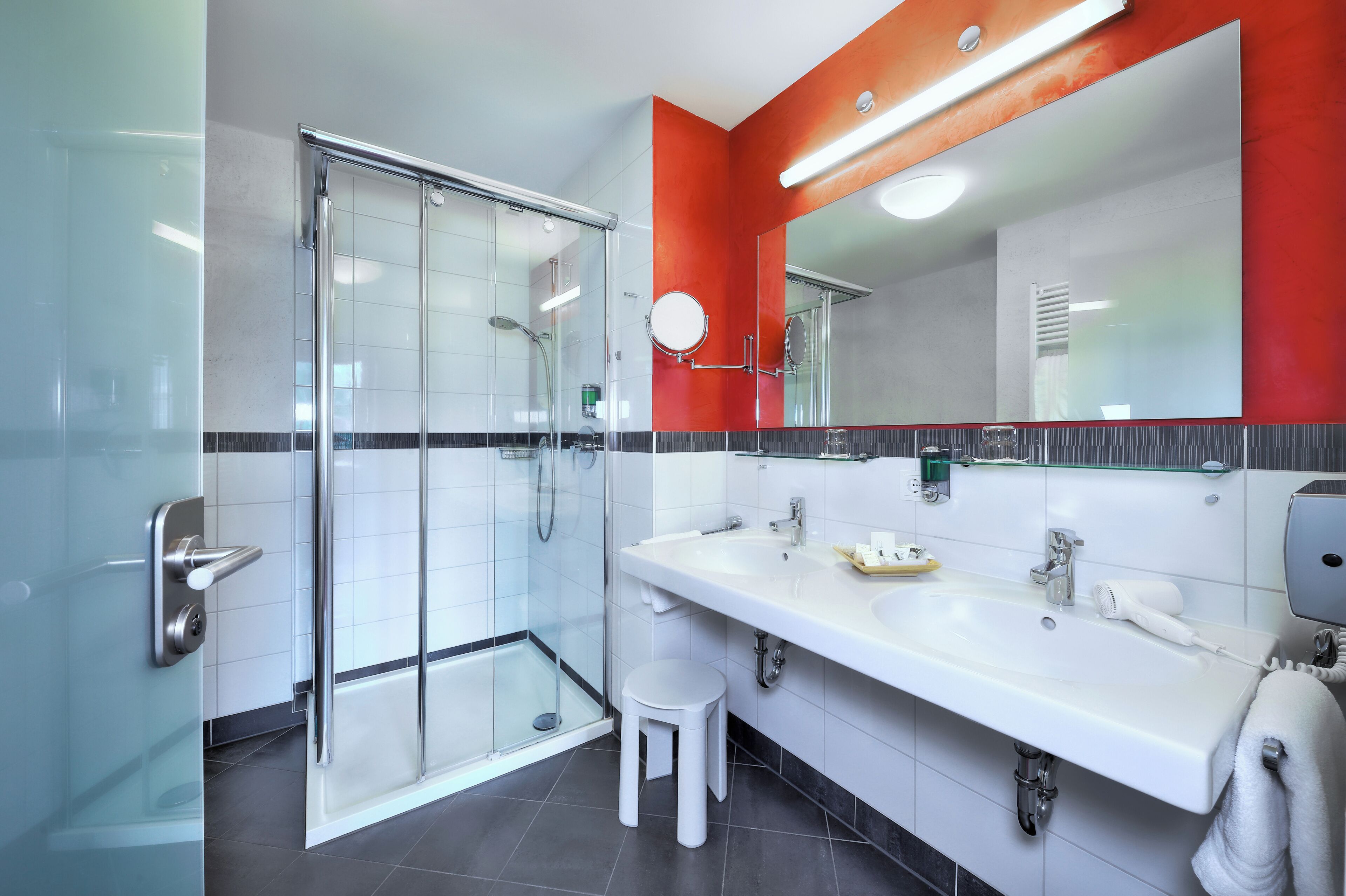 Junior-Suite im Gästehaus Anna | Badezimmer | Duschwanne, Haartrockner, Handtücher, Seife