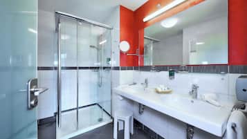 Junior-Suite im Gästehaus Anna | Badezimmer | Duschwanne, Haartrockner, Handtücher, Seife