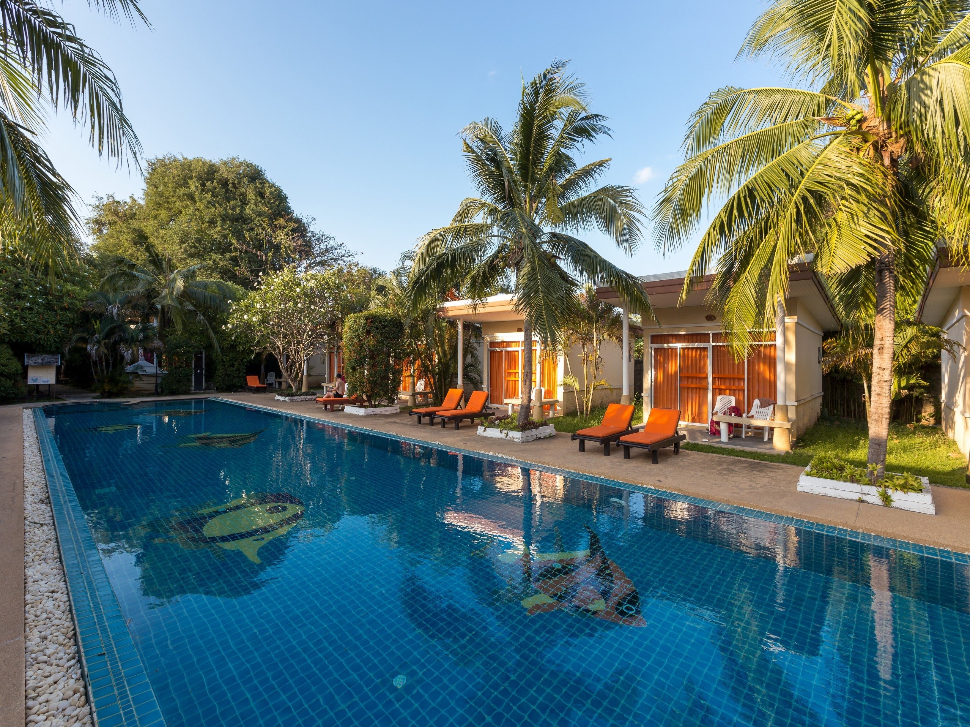 2 ulkouima-allasta avoinna 8.00–20.00, aurinkovarjoja, aurinkotuoleja