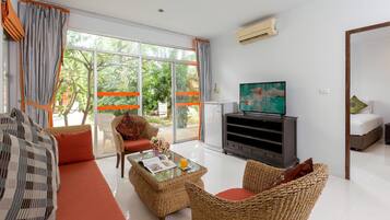 One-Bedroom Suite Garden View | Living room | 29-inch TV with cable channels