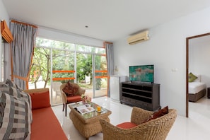 One-Bedroom Suite Garden View | Living room