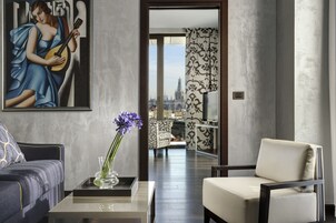 Suite (Duomo view) | Woonruimte | Een 32-inch flatscreentelevisie met satellietzenders en een televisie