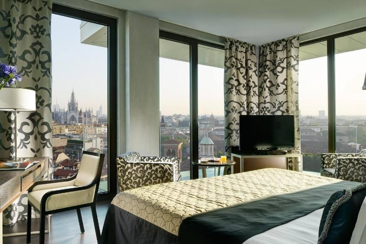 Premium bedding, down comforters, minibar, in-room safe