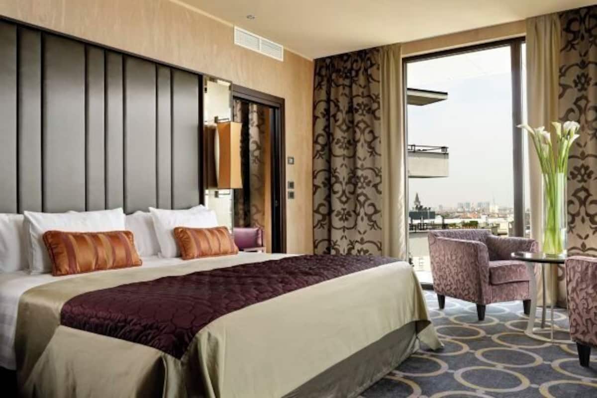 Premium bedding, down duvets, minibar, in-room safe