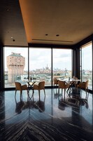 Der serveres morgenmad, frokost, aftensmad og italienske retter 