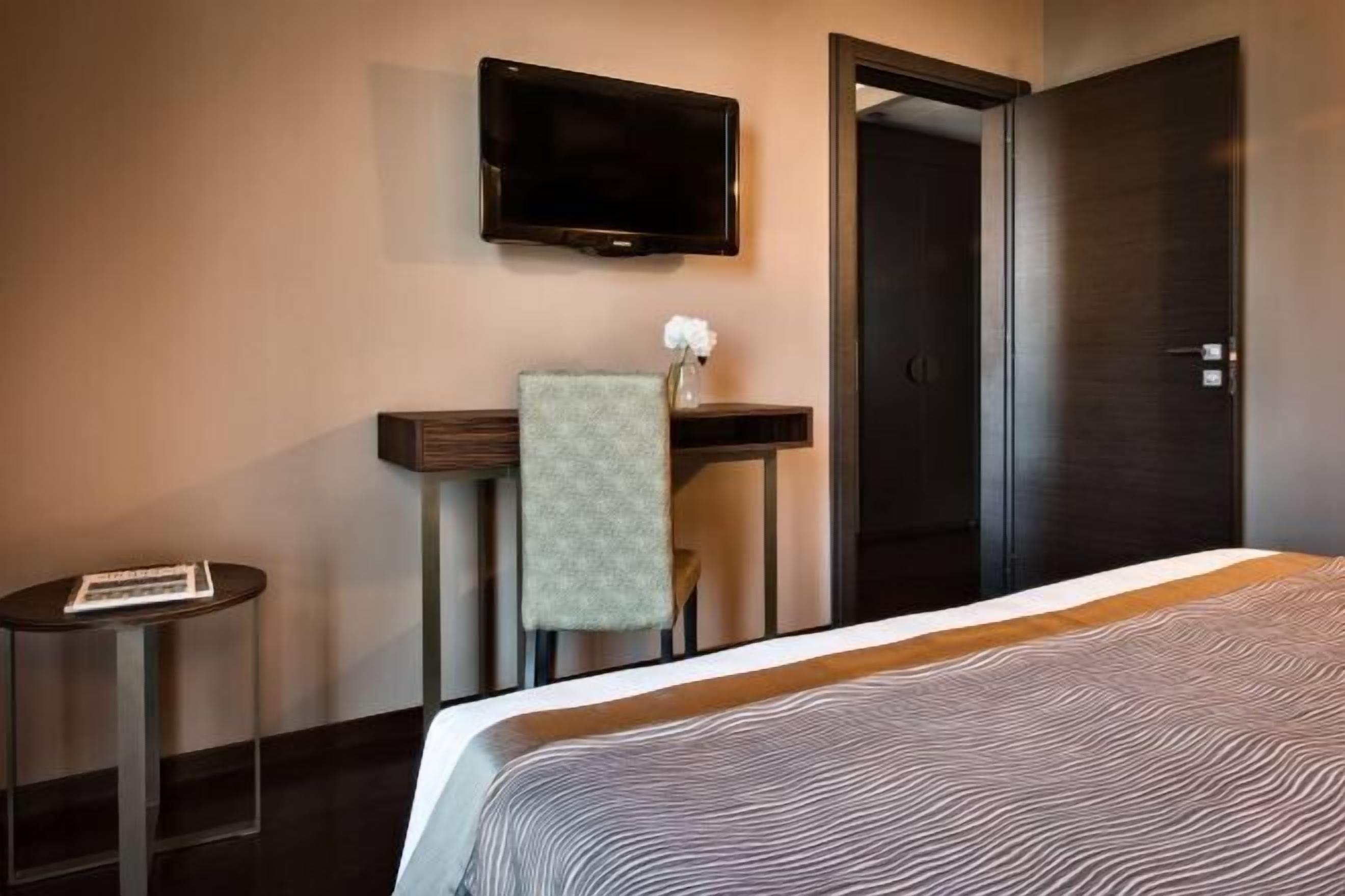 Premium bedding, down comforters, minibar, in-room safe