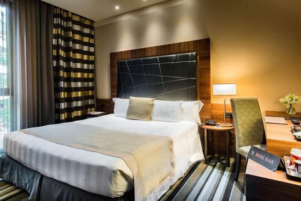 Premium bedding, down comforters, minibar, in-room safe