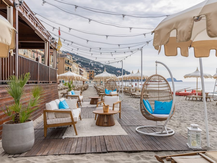 Praia particular, espreguiçadeiras, guarda-sóis, toalhas de praia