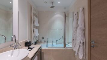 Ein modernes Badezimmer mit einem großen Waschbecken, einer Badewanne und einer Dusche.