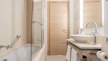 Un bagno moderno con vasca, doccia, lavabo e WC.