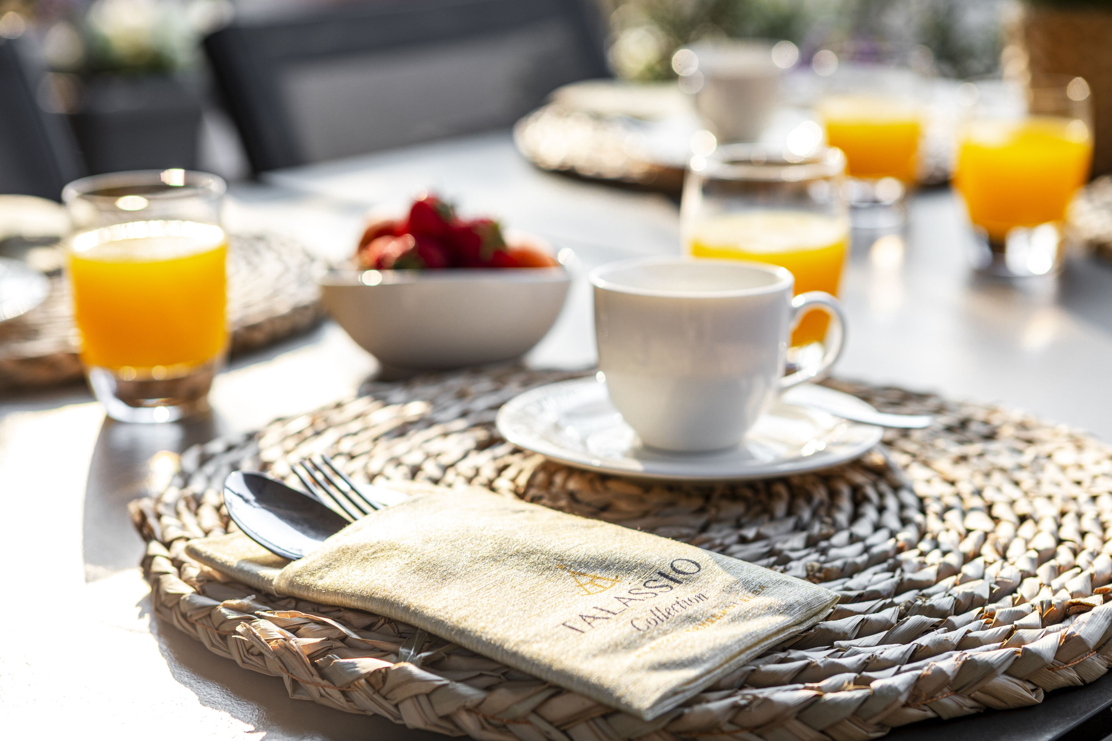 2 restaurants, lunch served