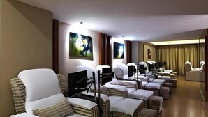 A room with multiple massage chairs, each equipped with a massage device. - Ambassador Hotel Shenzhen (Shenzhen)