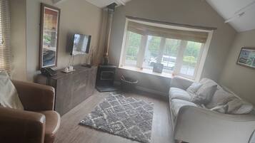 One-Bedroom Queen Suite | Living area | Flat-screen TV