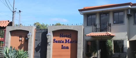 Vista frontal de la propiedad