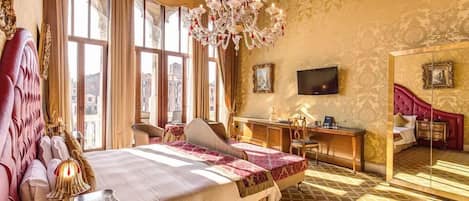 Suite, uitzicht op kanaal | Een kluis op de kamer, een bureau, verduisterende gordijnen