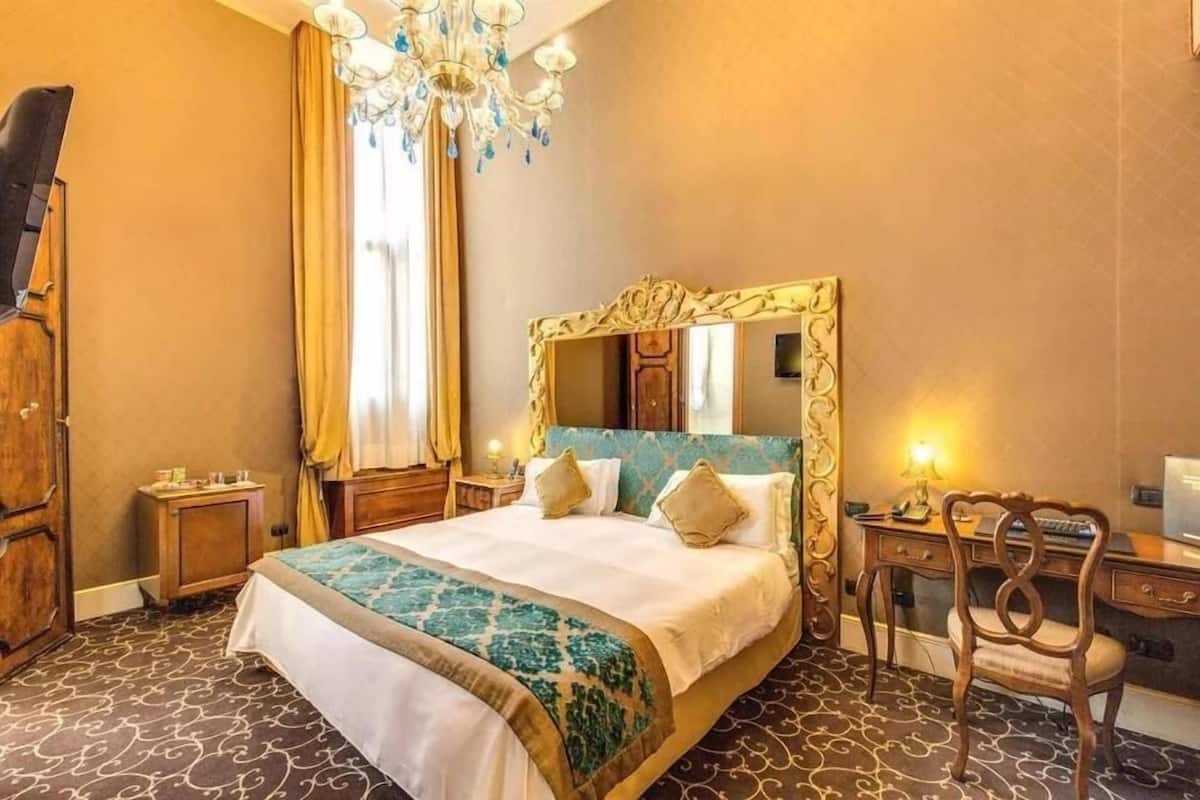 Standard Double or Twin Room | In-room safe, desk, blackout drapes, soundproofing