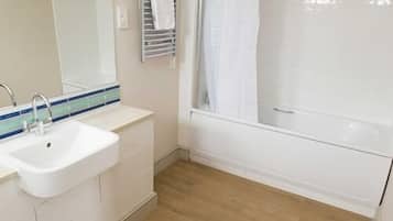 Combined shower/tub, hair dryer, towels