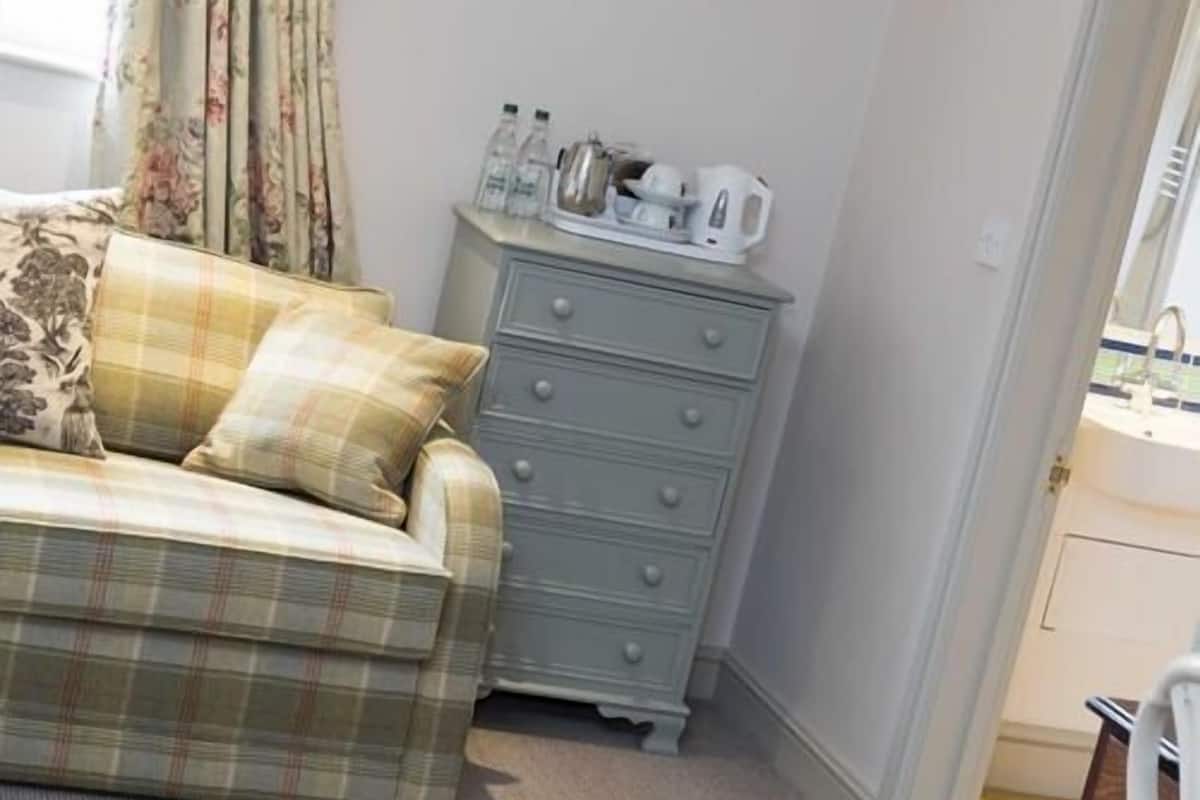 superior double room, ensuite | premium bedding, desk, iron/ironing board, free cots/infant beds