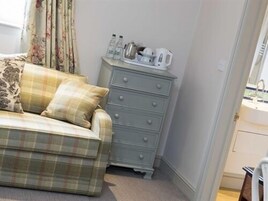 Superior Double Room, Ensuite | Premium bedding, desk, iron/ironing board, free cots/infant beds
