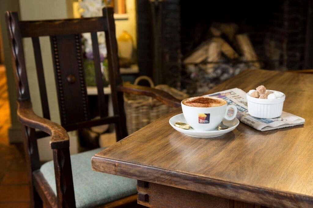 breakfast, lunch and dinner served