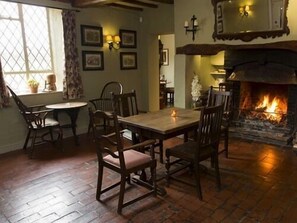 Free daily continental breakfast - Hadley Bowling Green Inn (Droitwich)