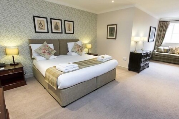 Literie de qualité supérieure, bureau, fer et planche à repasser