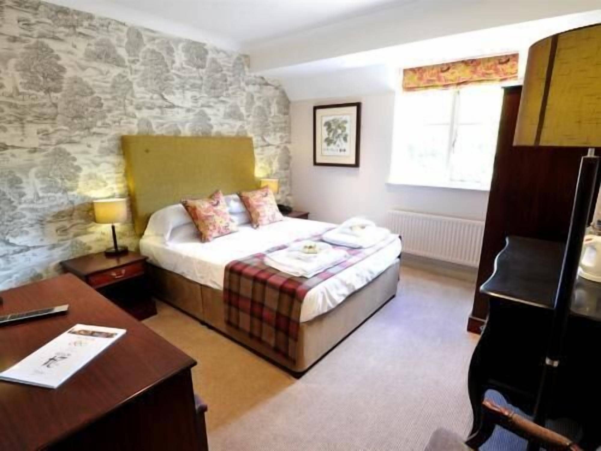 double room, ensuite | premium bedding, desk, iron/ironing board, free cots/infant beds