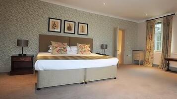 Luxury Double Room (Ensuite) | Premium bedding, desk, iron/ironing board, free cots/infant beds