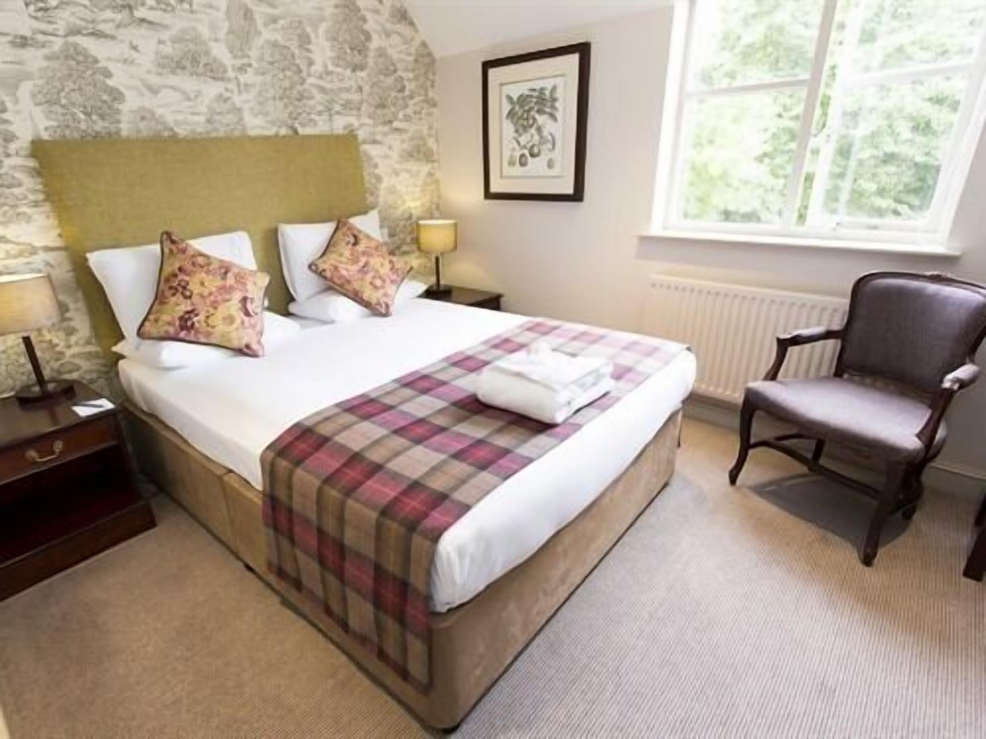 double room, ensuite | premium bedding, desk, iron/ironing board, free cots/infant beds