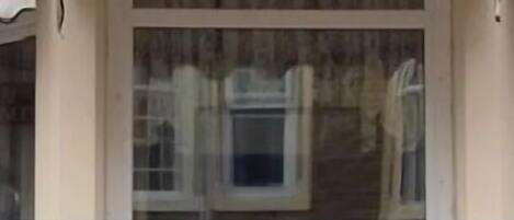 Un edificio con un letrero que dice 'Jesmond Hotel'.