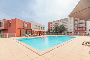 Seasonal outdoor pool, open 9:00 AM to 9:00 PM, pool umbrellas - Appart'City Confort Toulouse Aéroport Cornebarrieu (Cornebarrieu)