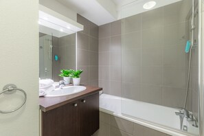 Apartment, 1 Bedroom | Bathroom | Free toiletries, towels, soap, shampoo - Appart'City Confort Toulouse Aéroport Cornebarrieu (Cornebarrieu)