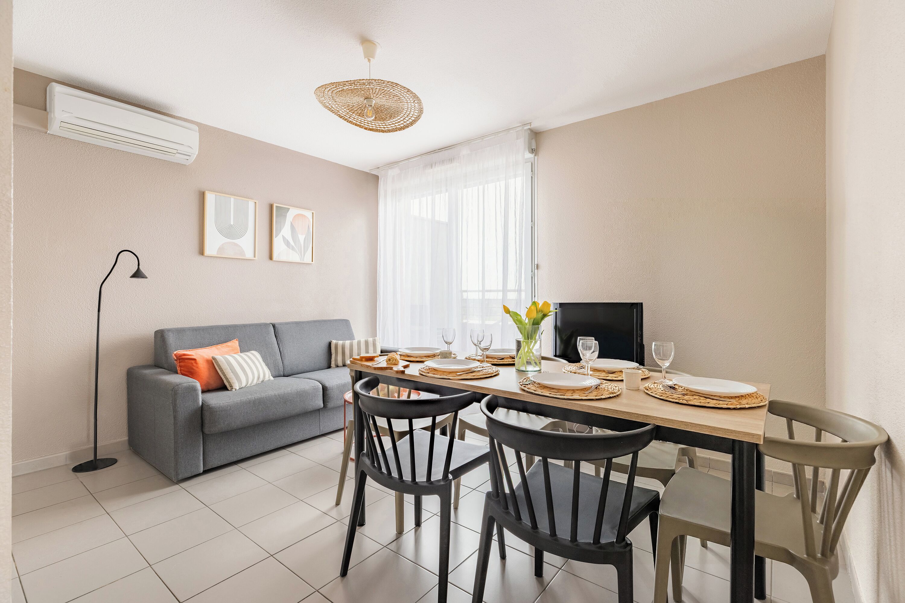 Appartement, 2 slaapkamers | Woonruimte | Een lcd-televisie