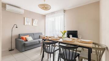 Appartement, 2 slaapkamers | Woonruimte | Een lcd-televisie